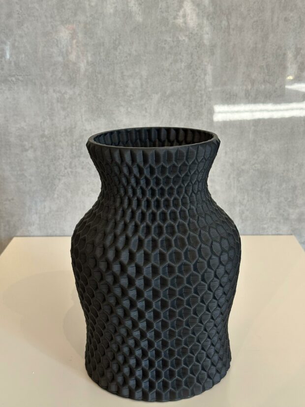 Modern Kabartma Desenli Seramik Vazo 19x19x29cm - Image 4