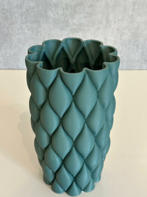 Modern Kabartma Desenli Seramik Vazo 15x15x27cm - Image 3