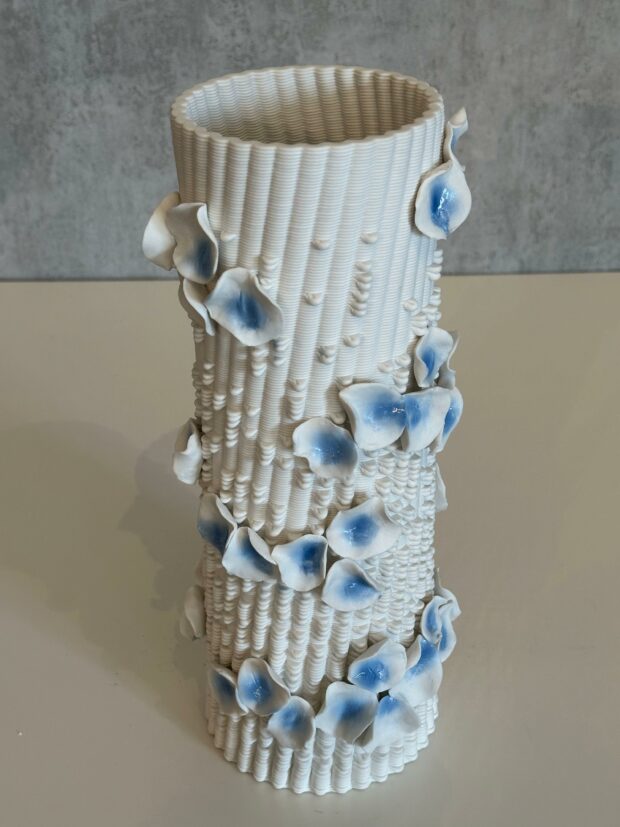 El İşçiliği Mavinin Zerafetiyle Buluşuyor Seramik Dekoratif Vazo – 13x13x30 cm - Image 3