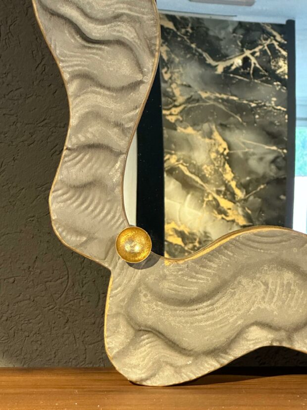 Gold Doku Detaylı Organik Form Ayna – 51x71x6 cm - Image 2