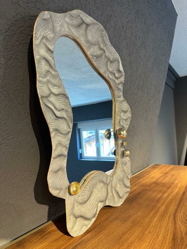 Gold Doku Detaylı Organik Form Ayna – 51x71x6 cm - Image 6