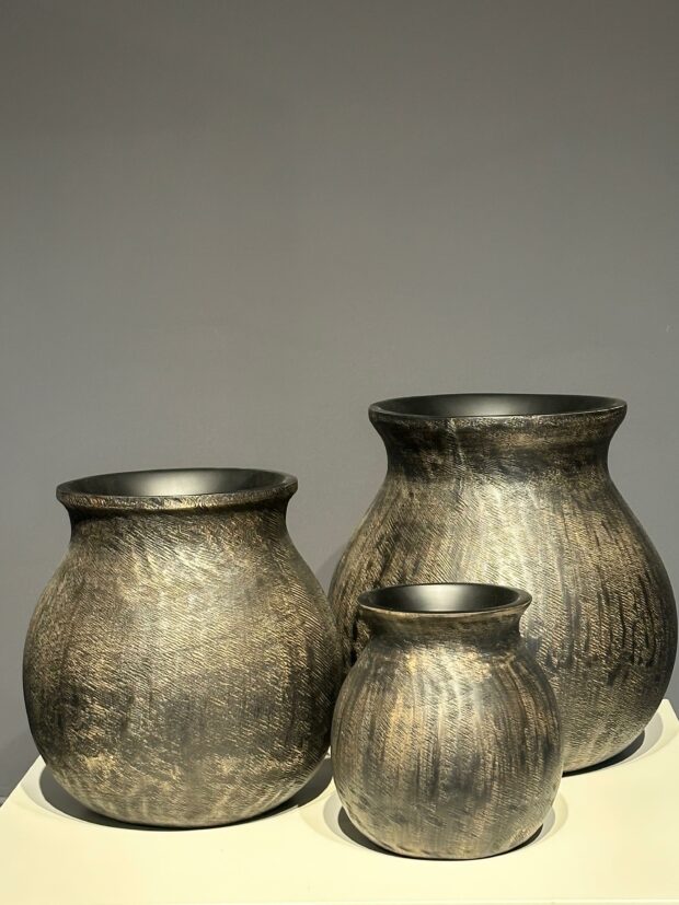 Antik Dokuya Sahip Polyresin Üçlü Saksı Seti - Image 2