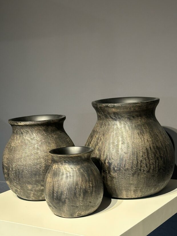 Antik Dokuya Sahip Polyresin Üçlü Saksı Seti - Image 3