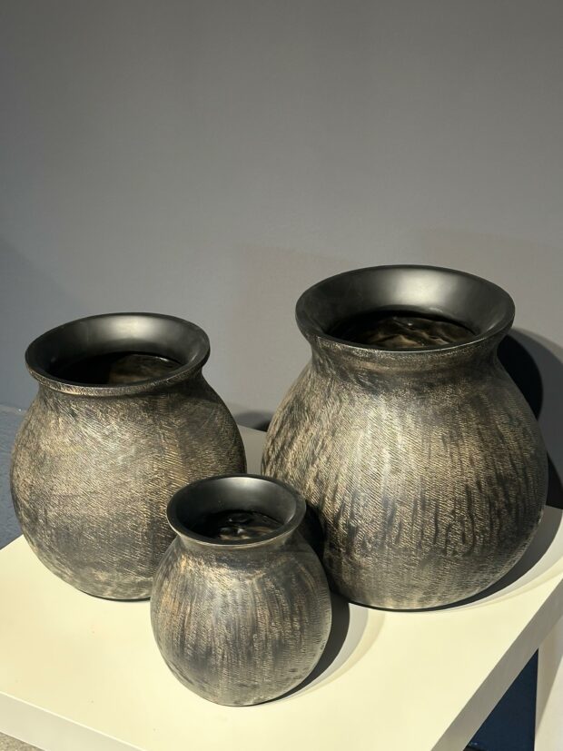 Antik Dokuya Sahip Polyresin Üçlü Saksı Seti - Image 4