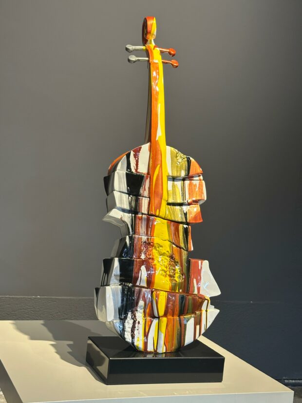 Renklerin Ezgisi: Soyut Keman Heykeli (75x28x27 cm) – Polyresin - Image 3
