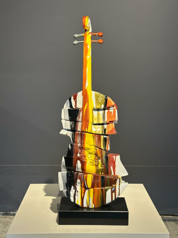 Renklerin Ezgisi: Soyut Keman Heykeli (75x28x27 cm) – Polyresin - Image 4