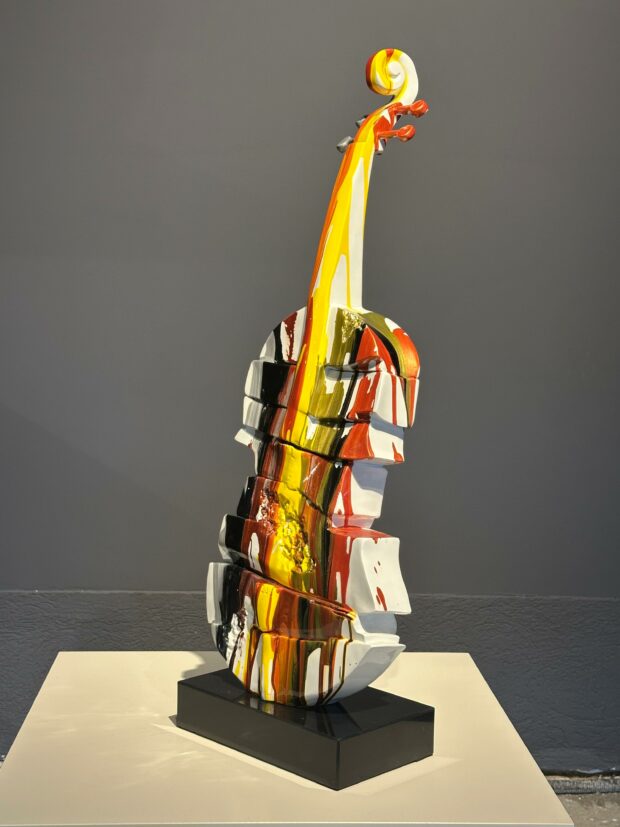 Renklerin Ezgisi: Soyut Keman Heykeli (75x28x27 cm) – Polyresin - Image 5