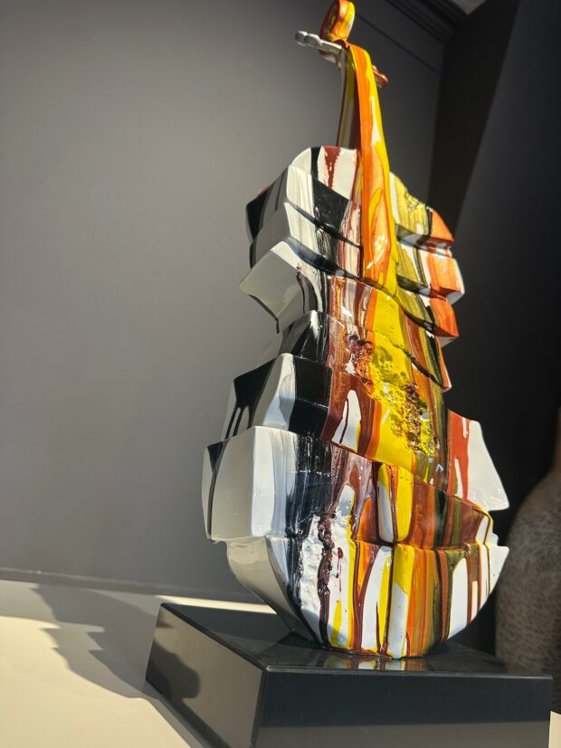 Renklerin Ezgisi: Soyut Keman Heykeli (75x28x27 cm) – Polyresin - Image 2