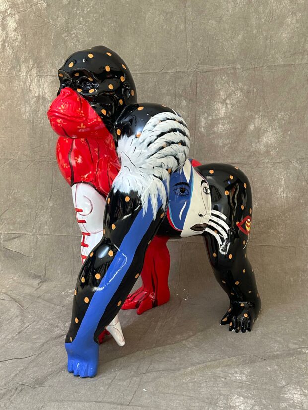 Modern Sanatın Cesur Yüzü: Renkli Fiberglass Gorilla Heykeli (55x78x100 cm) - Image 3