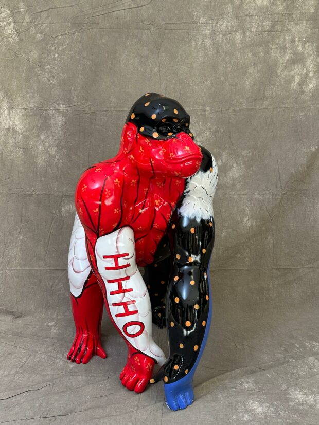 Modern Sanatın Cesur Yüzü: Renkli Fiberglass Gorilla Heykeli (55x78x100 cm) - Image 4