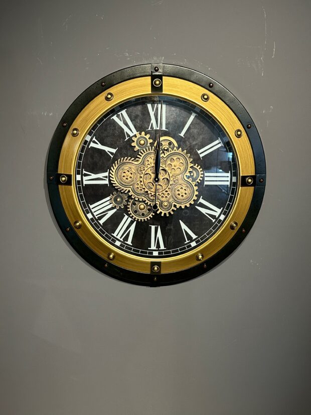 Zamana Şıklık Katan Dekor: Dişli Mekanizmalı Metal Duvar Saati (80x80x8 cm) - Image 3
